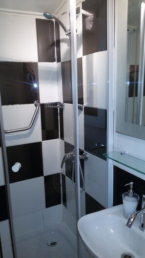 Doppelzimmer, 1 Doppelbett, eigenes Bad, Meerblick | Badezimmer | Dusche, Handtücher