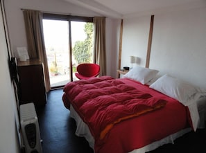 Habitación doble, 1 cama matrimonial, baño privado, vista al océano | Tabla de planchar con plancha, wifi gratis y ropa de cama 