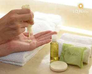 Een douche, gratis toiletartikelen, een haardroger, handdoeken