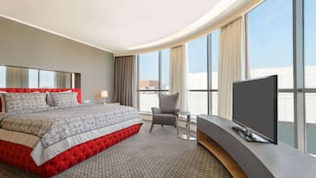 Hochwertige Bettwaren, Zimmersafe, Schreibtisch, Verdunkelungsvorhänge