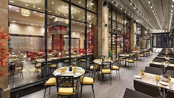 供應早餐、午餐、晚餐;多國菜
