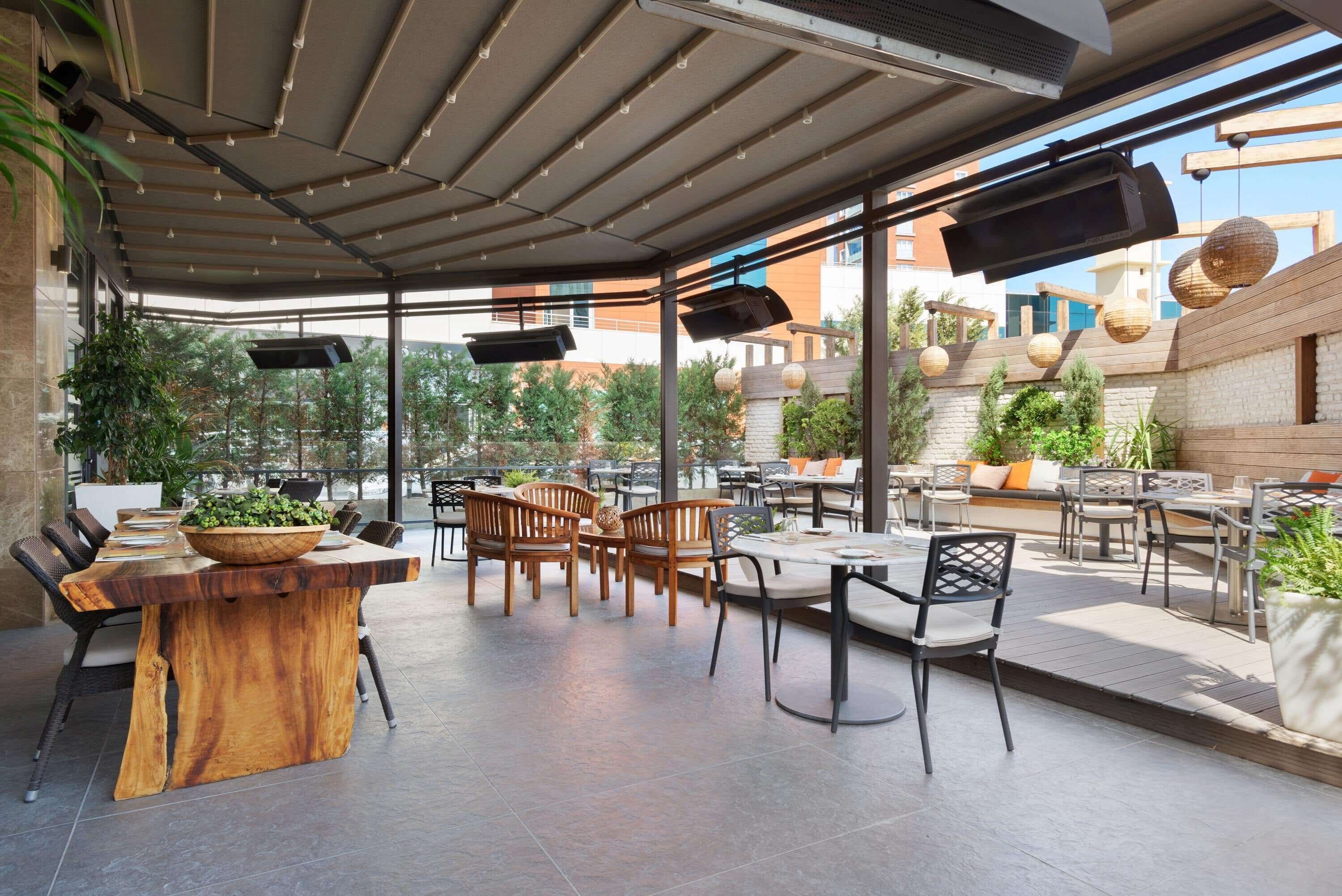 breakfast, lunch, dinner served; international cuisine