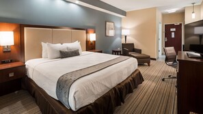 Standard Room, 1 King Bed, Non Smoking, Refrigerator & Microwave | Desk, laptop workspace, iron/ironing board, cribs/infant beds