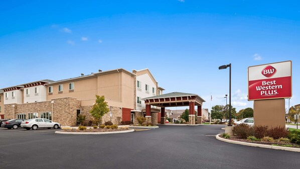 Et Best Western Plus hotel med moderne design, inklusive en overdækket indgang og parkeringsplads.