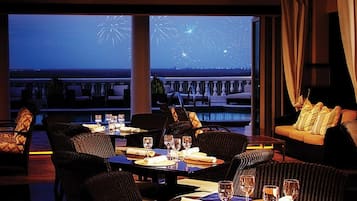 3 restaurants, breakfast served