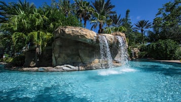 10 piscines extérieures, parasols de plage, chaises longues