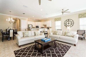 客房內保險箱、書桌、熨斗/熨衣板、免費搖籃/嬰兒床