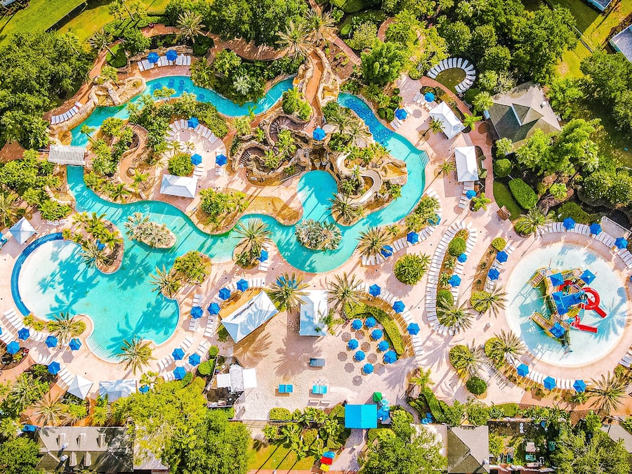 10 utendørsbassenger, bassengparasoller og solsenger