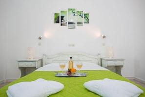 In-room safe, free cribs/infant beds, rollaway beds, free WiFi - Hotel Stella (Paros)