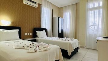 Kamer, 1 tweepersoonsbed of 2 eenpersoonsbedden, balkon | Gratis wifi