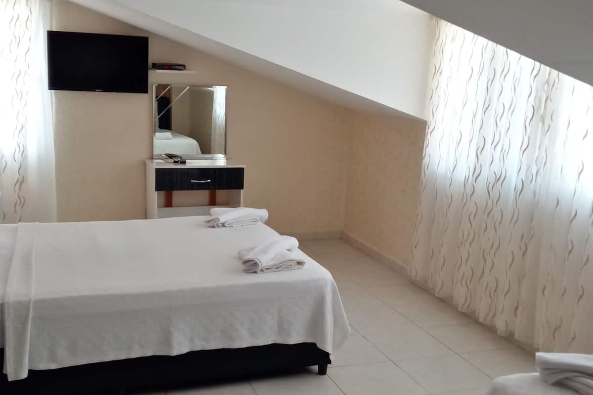 Chambre triple classique, Plusieurs lits, vue sur le jardin | AccĂšs au Wi-Fi (inclus)