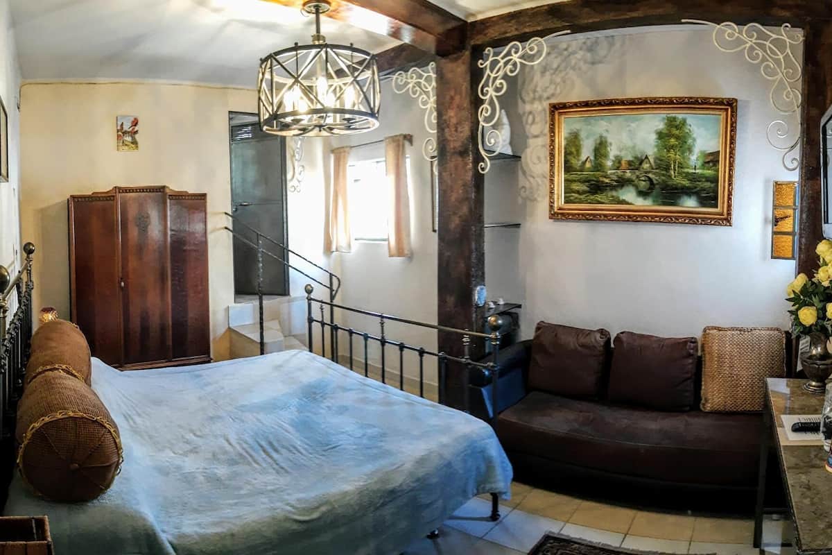 Wifi gratis, decoración personalizada y ropa de cama