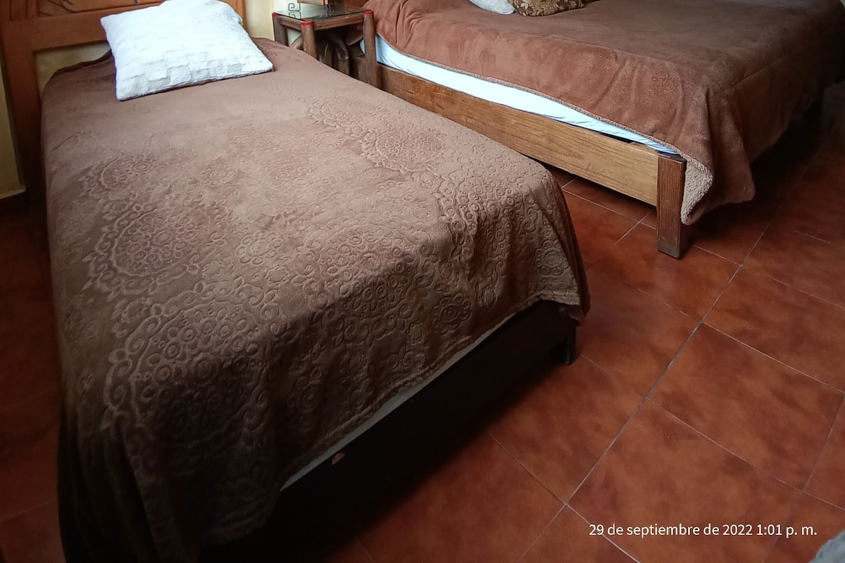 Habitación cuádruple panorámica, 2 camas matrimoniales, vista a la ciudad | Decoración personalizada, wifi gratis y ropa de cama