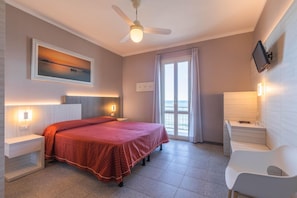 Een minibar, een kluis op de kamer, een bureau, gratis wifi