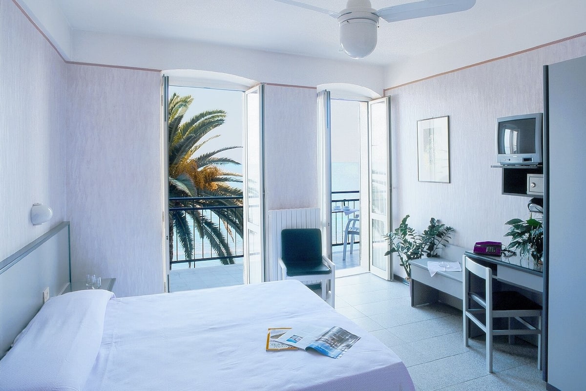 Chambre Double, vue mer | Minibar, coffres-forts dans les chambres, bureau, Wi-Fi gratuit