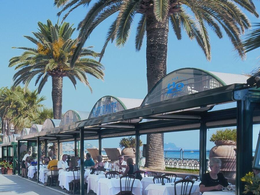 Aperto a colazione, pranzo e cena, cucina italiana