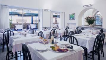 Breakfast, lunch, dinner served; Italian cuisine