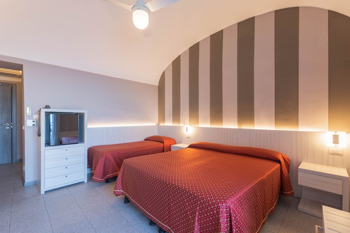 Chambre Triple, vue mer | Minibar, coffres-forts dans les chambres, bureau, Wi-Fi gratuit