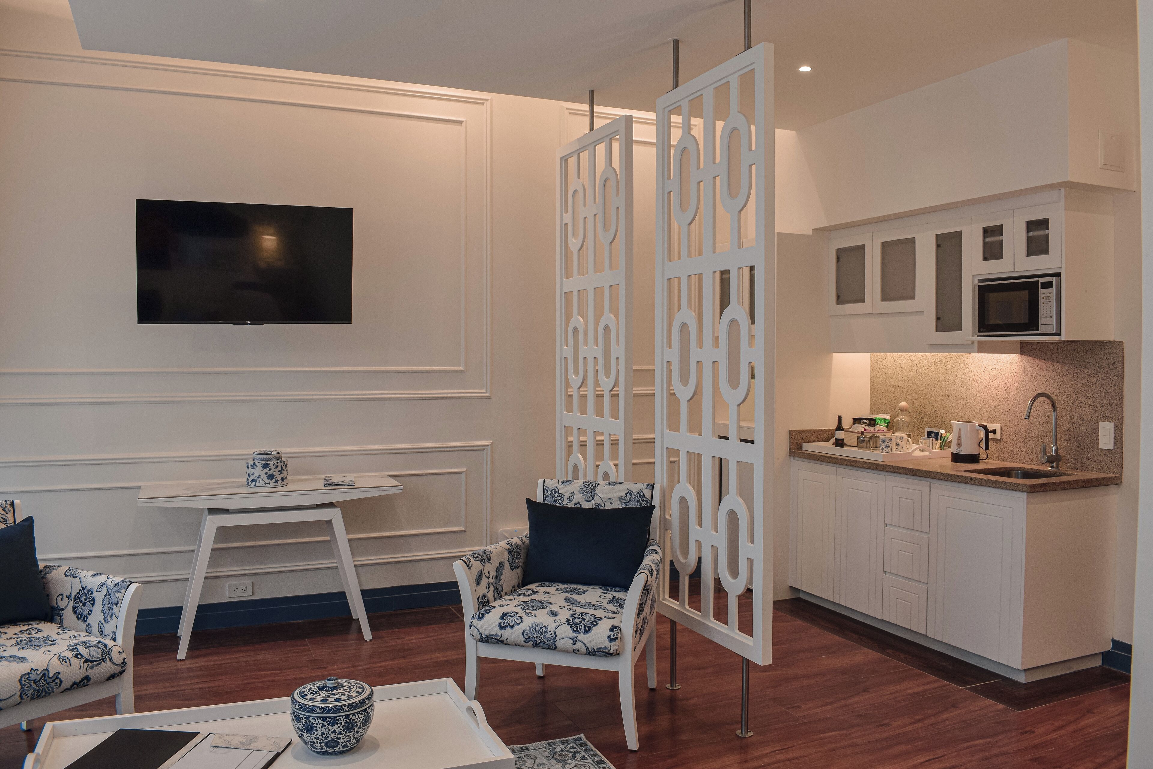 Business Suite, 1 Bedroom, Courtyard View | Premium bedding, down comforters, in-room safe, desk