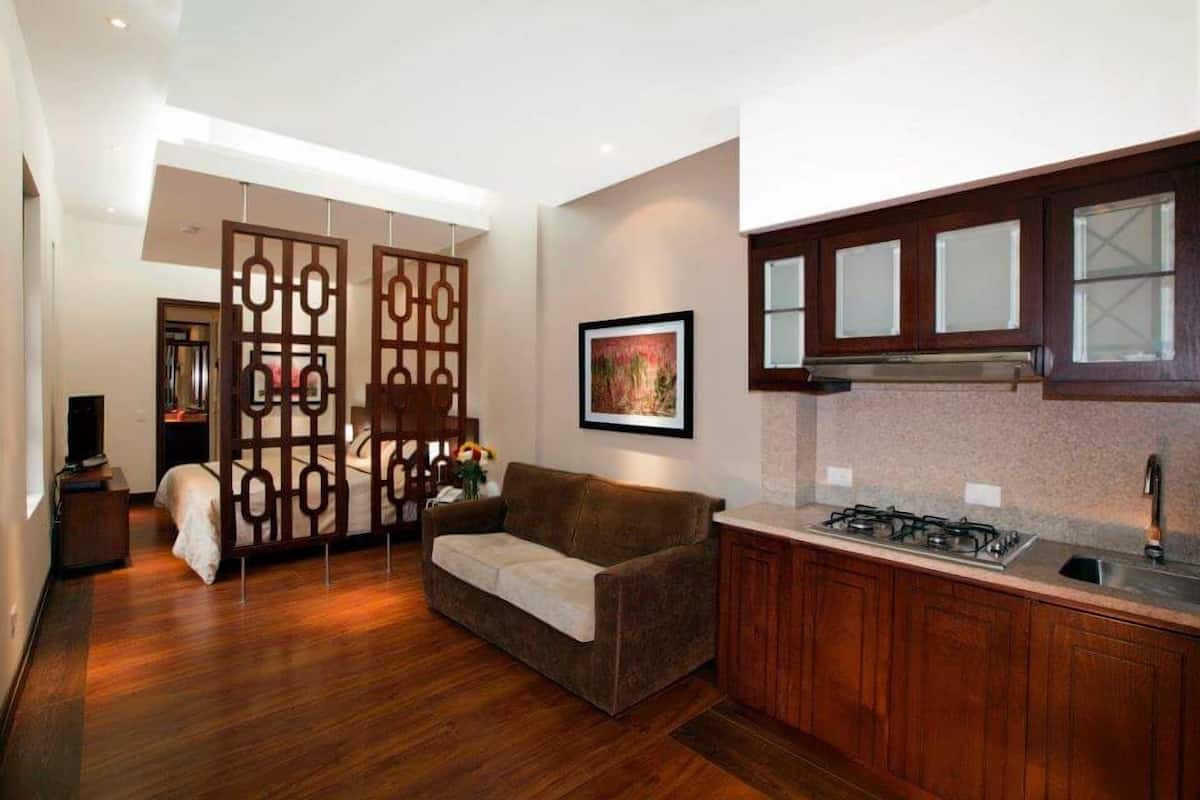 Business-Suite, 1 Schlafzimmer, Blick auf den Innenhof | 1 Schlafzimmer, hochwertige Bettwaren, Daunenbettdecken, Zimmersafe