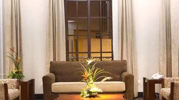 Suite superior, 1 habitación | Área de sala de estar | Televisión LED de 40 pulgadas con canales vía satélite y televisión