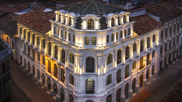 A historic building with a symmetrical facade, large windows, and a central entrance. - Parc Royale Suites Hotel (Cuenca)