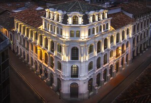 A historic building with a symmetrical facade, large windows, and a central entrance. - Parc Royale Suites Hotel (Cuenca)