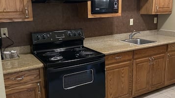 King Room with Kitchenette | Shared kitchen | Fridge, microwave, coffee/tea maker