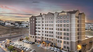Il s'agit d'un hôtel à plusieurs étages, doté d'un design moderne et arborant l'enseigne Staybridge Suites. Il comprend un parking pouvant accueillir plusieurs voitures et un petit espace extérieur aménagé avec des sièges.