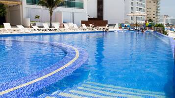 2 piscinas externas, guarda-sóis, espreguiçadeiras