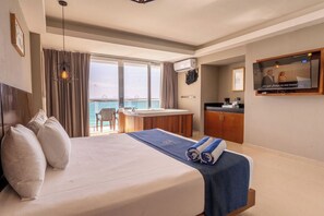 Deluxe kamer, 1 kingsize bed, bad, uitzicht op zee | Een kluis op de kamer, verduisterende gordijnen