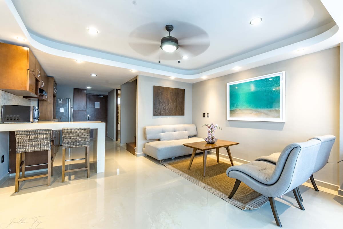 Penthouse, 2 slaapkamers, balkon | Woonruimte | Een 32-inch flatscreentelevisie met kabelzenders en een televisie