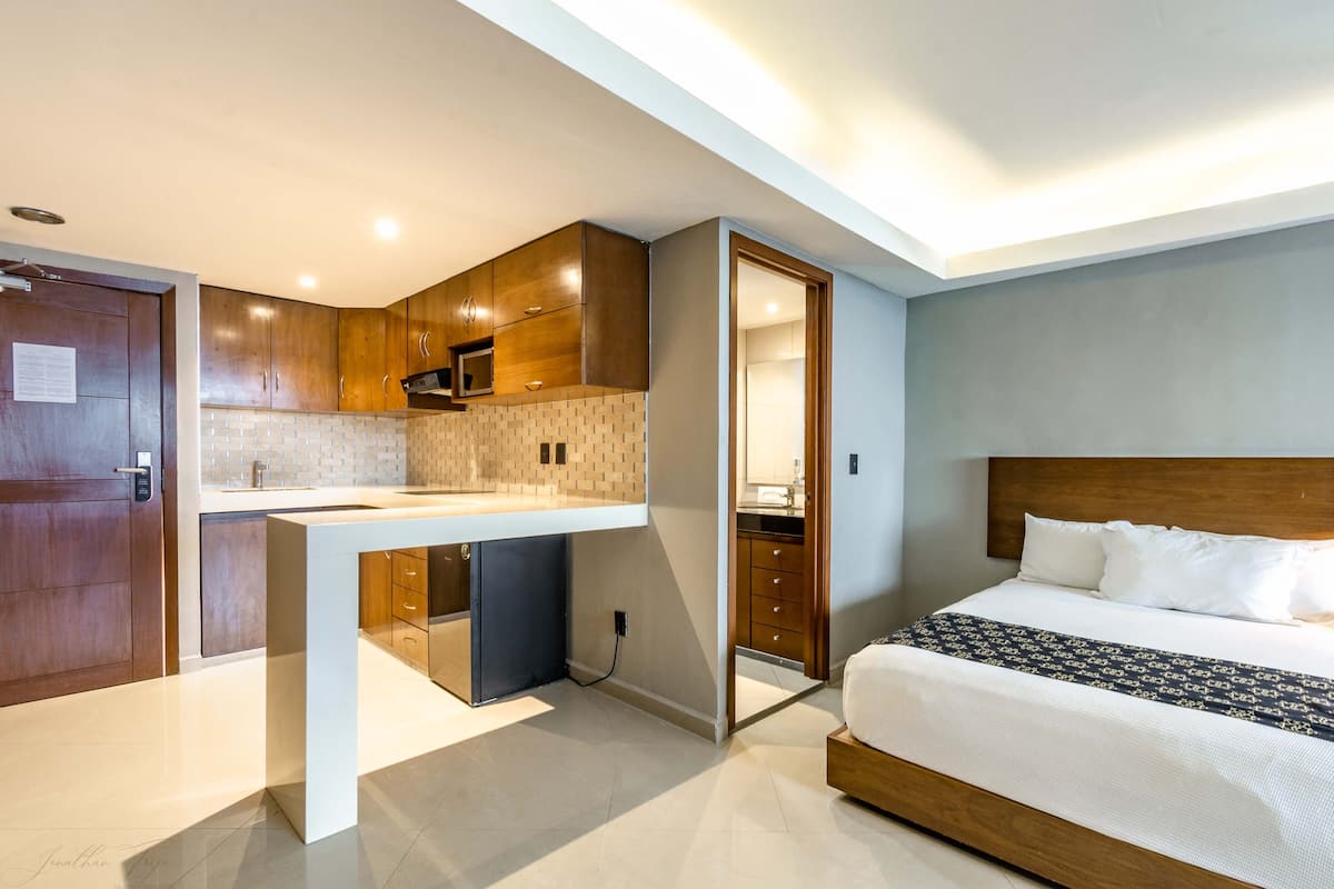 Junior Suite, Hot Tub | 1 bedroom, in-room safe, blackout drapes, iron/ironing board