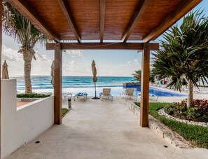 On the beach, white sand, sun loungers, beach umbrellas - Ocean Dream Cancun by GuruHotel (Cancun)