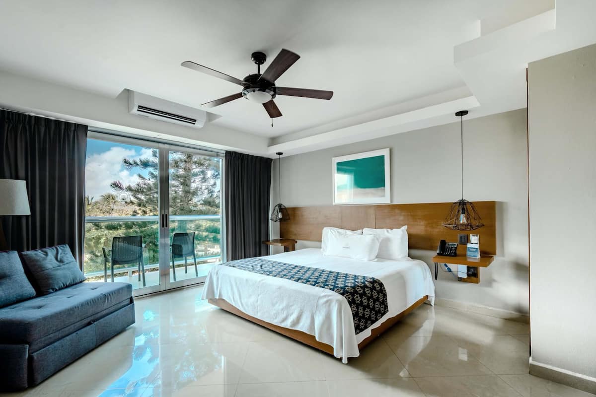 Standard Room, 1 king Bed Lagoon View | 1 slaapkamer, een kluis op de kamer, verduisterende gordijnen