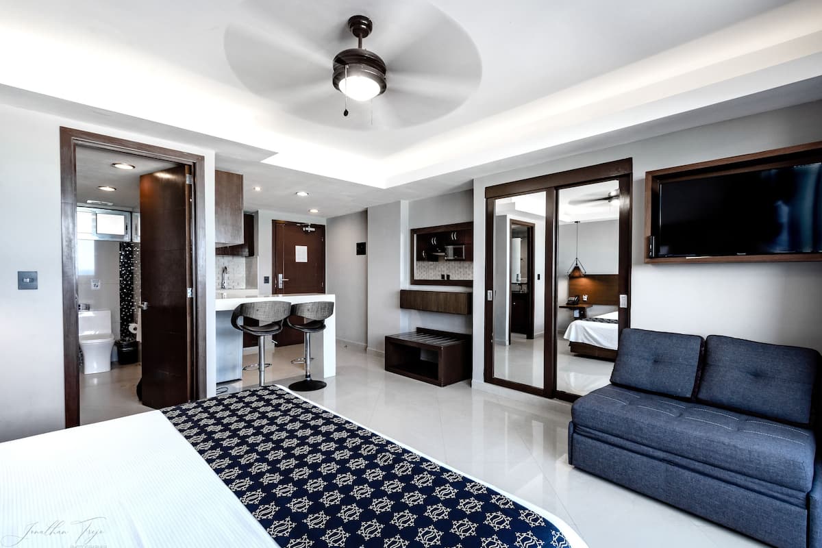 Deluxe kamer, 1 kingsize bed, kitchenette | 1 slaapkamer, een kluis op de kamer, verduisterende gordijnen
