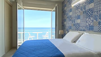 Triple Room, Sea View | In-room safe, soundproofing, free WiFi, bed sheets
