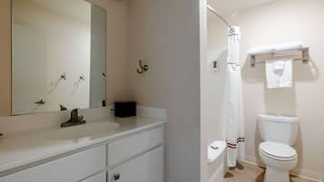 Suite, 3 habitaciones | Baño | Tina con regadera, amenidades de baño gratuitas, secadora de cabello