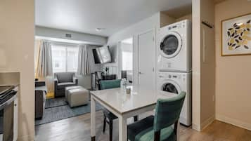 Suite, 1 soverom | 1 soverom, sengetøy av topp kvalitet, safe på rommet og skrivebord