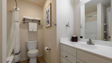 Suite, 1 slaapkamer | Badkamer | Een bad/douchecombinatie, gratis toiletartikelen, een haardroger