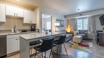 1 soverom, sengetøy av topp kvalitet, safe på rommet og skrivebord