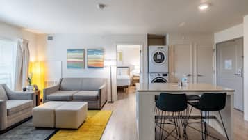 1 Schlafzimmer, hochwertige Bettwaren, Zimmersafe, Schreibtisch