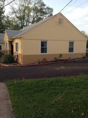 Property grounds - Colonial Village Motel (Doylestown)