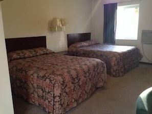 Individualmente decorados, escrivaninha, ferros/tábuas de passar roupa