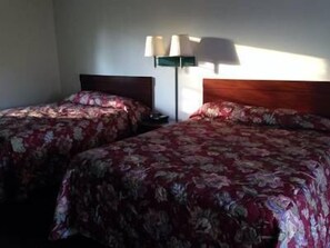 Individually decorated, desk, iron/ironing board, rollaway beds - Colonial Village Motel (Doylestown)