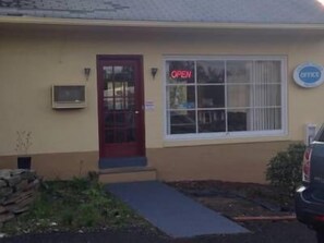 Exterior - Colonial Village Motel (Doylestown)