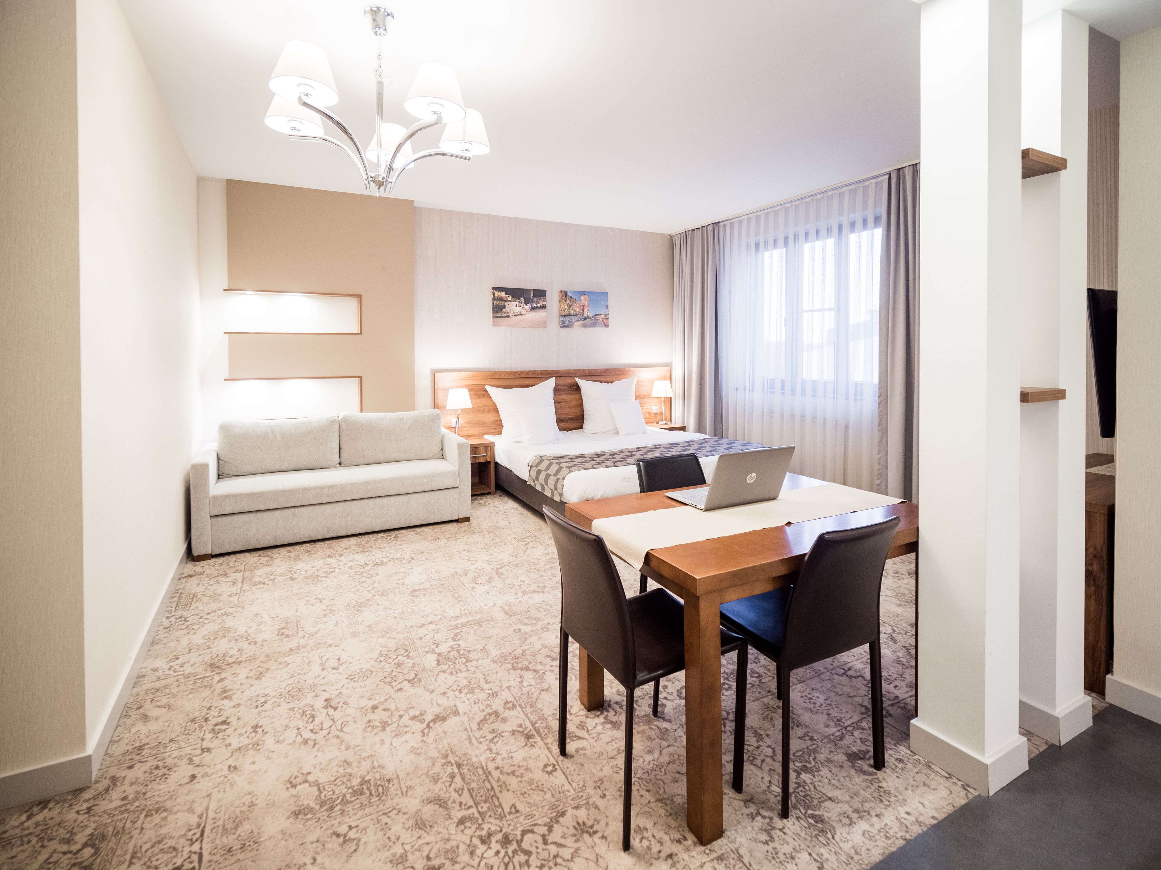 Escritorio, sistema de insonorización y tabla de planchar con plancha 