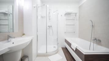 Deluxe Apartment | Bathroom | Free toiletries, hair dryer, towels