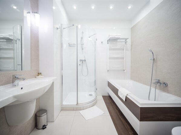 Deluxe Apartment | Bathroom