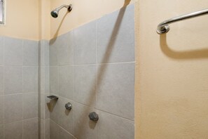 Rom – standard | Bad | Dusj, toalettartikler (inkludert), håndklær og såpe